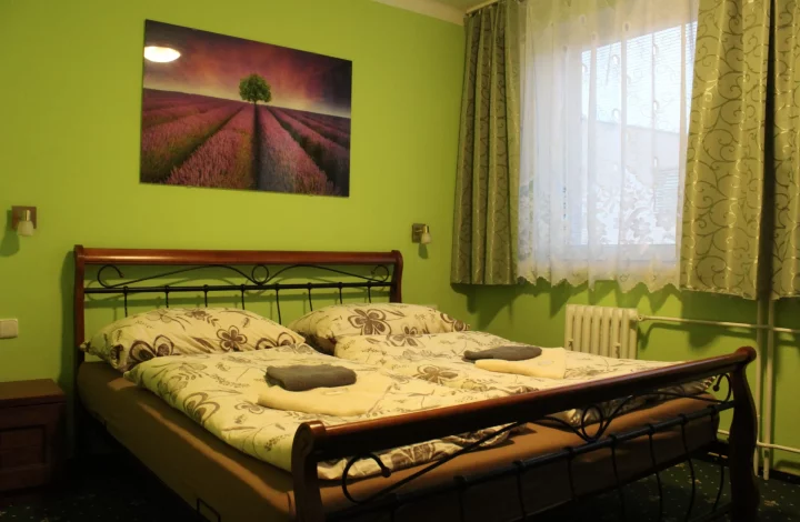 Dvoulůžkový pokoj – manželská postel